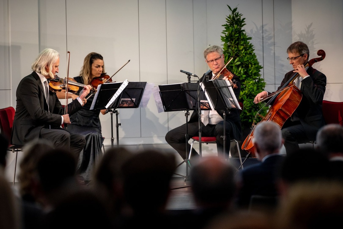 Zu sehen ist das Streichquartett Vienna Strings, während sie spielen. © Christopher Glanzl, Theodor Körner Fonds