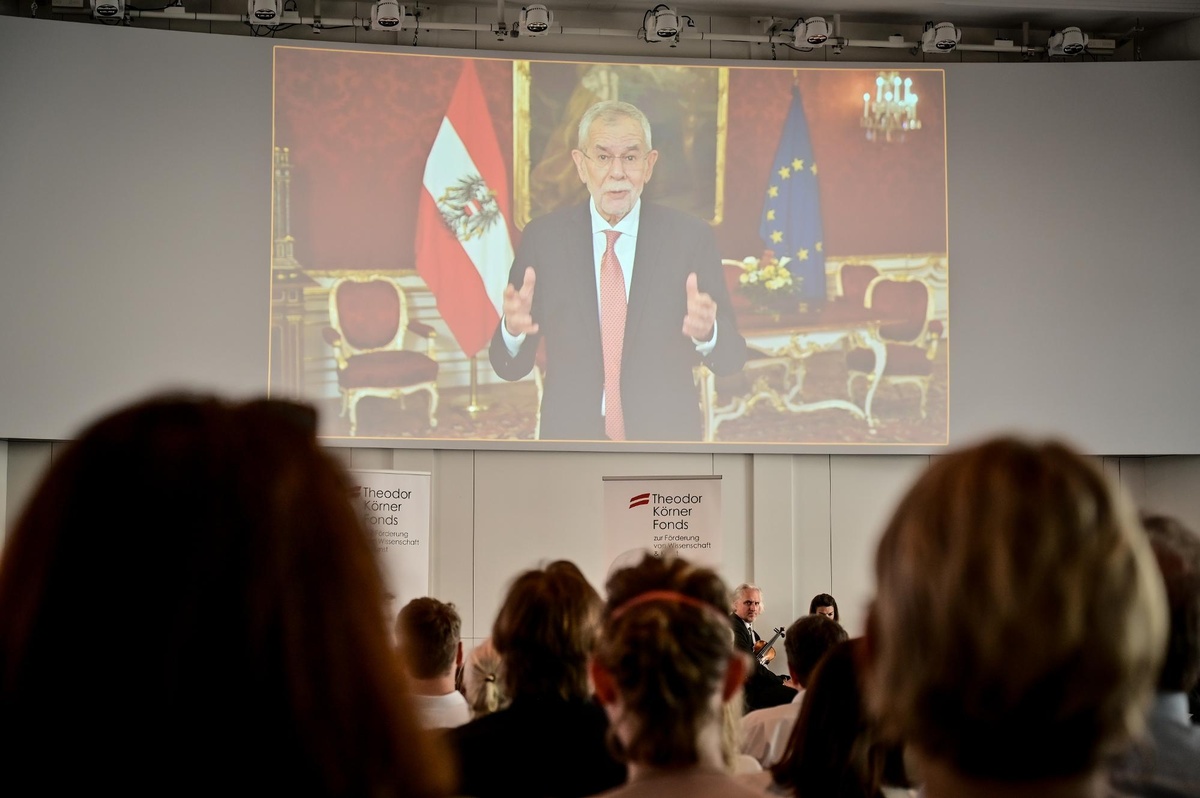 Herr Bundespräsident Univ.-Prof. Dr. Van der Bellen übermittelte eine Gratulationsadresse per Video. © Christopher Glanzl / Theodor Körner Fonds