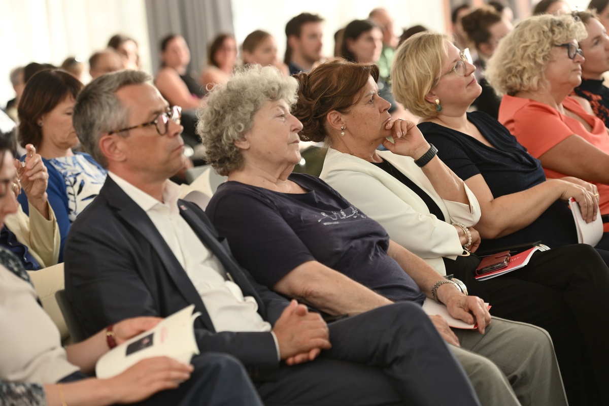 Daniel L&ouml;cker, Eleonora Hostasch, Renate Anderl, Silvia Hru&scaron;ka-Frank und Sabine Seidler besuchen den Festakt. &copy; Theodor K&ouml;rner Fonds / Christopher Glanzl