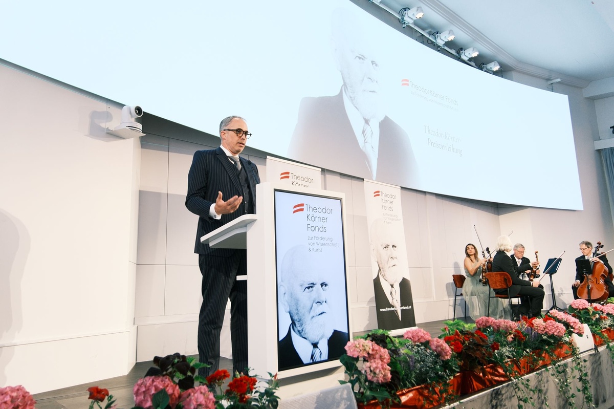 Ein Mann steht vor einem Pult und h&auml;lt eine Rede. &copy; TKF / Christopher Glanzl