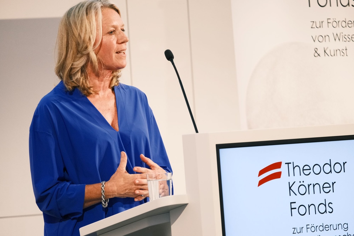 Eine Frau steht vor einem Pult und h&auml;lt eine Rede. &copy; TKF / Christopher Glanzl