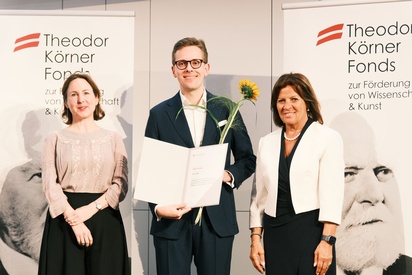 Drei Menschen stehen vor einem Banner und l&auml;cheln in die Kamera. &copy; TKF / Christopher Glanzl
