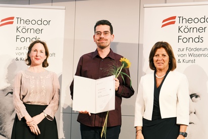 Drei Menschen stehen vor einem Banner und l&auml;cheln in die Kamera. &copy; TKF / Christopher Glanzl