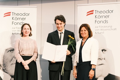 Drei Menschen stehen vor einem Banner und l&auml;cheln in die Kamera. &copy; TKF / Christopher Glanzl