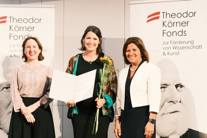 Drei Menschen stehen vor einem Banner und l&auml;cheln in die Kamera. &copy; TKF / Christopher Glanzl