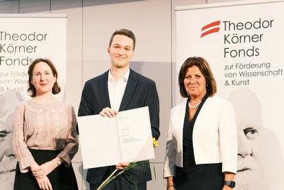 Drei Menschen stehen vor zwei Bannern und blicken l&auml;chelnd in die Kamera. &copy; TKF / Christopher Glanzl