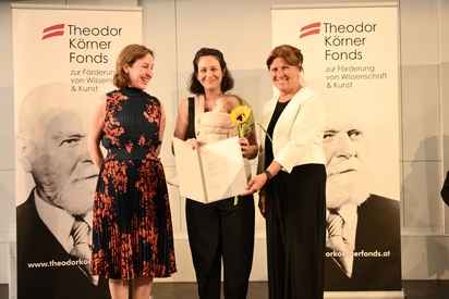 Urkunden&uuml;bergabe Nora Severios. &copy; Theodor K&ouml;rner Fonds / Christopher Glanzl