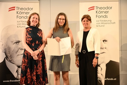 Urkunden&uuml;bergabe Stella Oswald.  &copy; Theodor K&ouml;rner Fonds / Christopher Glanzl